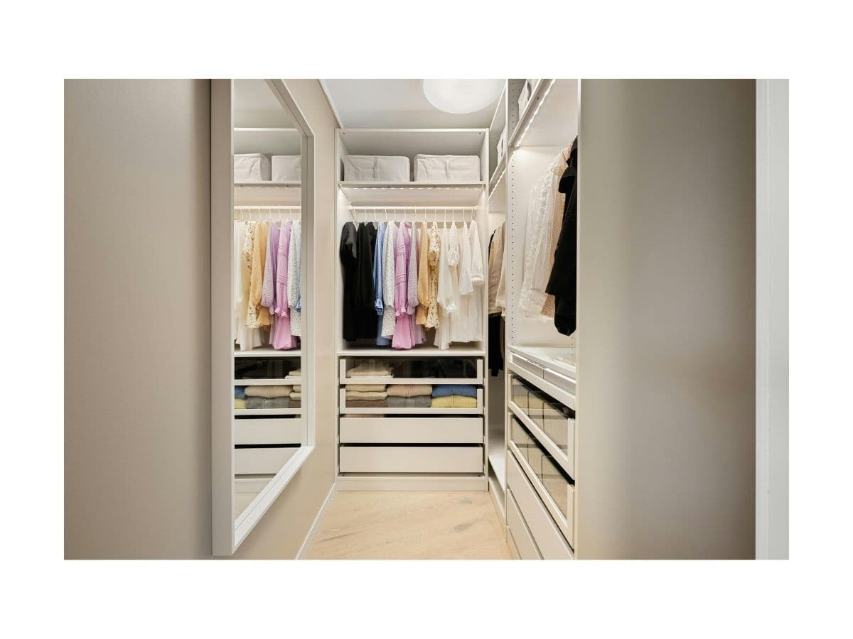 Simetrik Beyaz Walk-in Gardırop